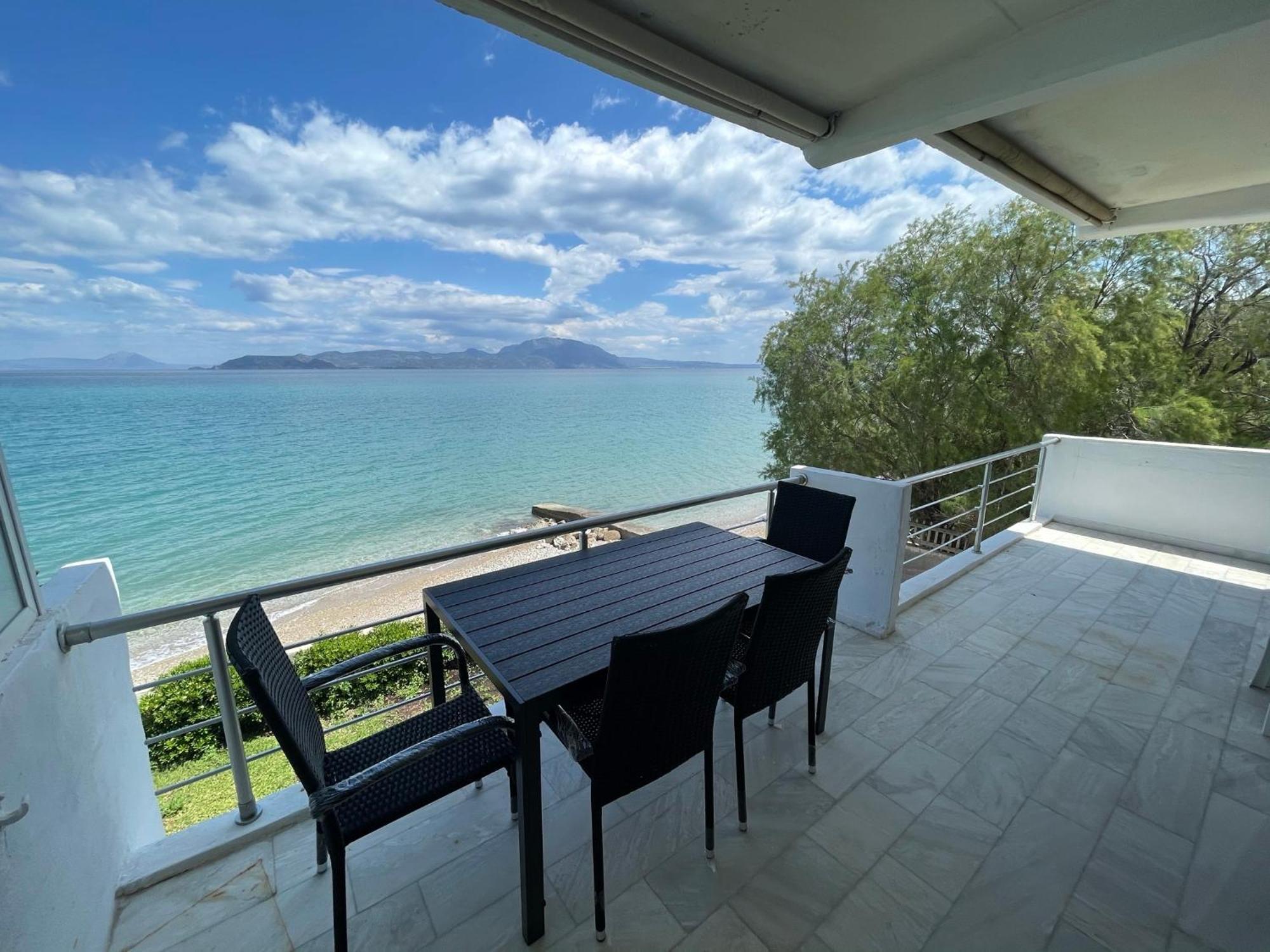 Stunning Beachfront Apartment Stratos Nerántza Buitenkant foto